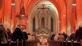 Die Pfarrkirche war in tiefrotes Licht getaucht. Die Pfarrkirche war in tiefrotes Licht getaucht.