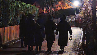 Auf festen Routen ziehen die Kletzenklopferinnen durch den Ort.