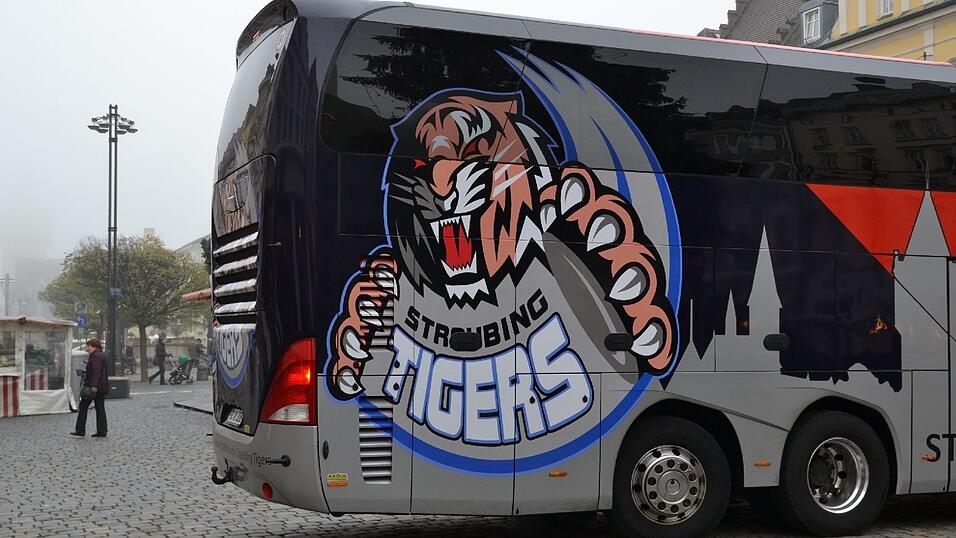 Ihren neuen Mannschaftsbus stellten die Straubing Tigers am Dienstag vor. Ihren neuen Mannschaftsbus stellten die Straubing Tigers am Dienstag vor.