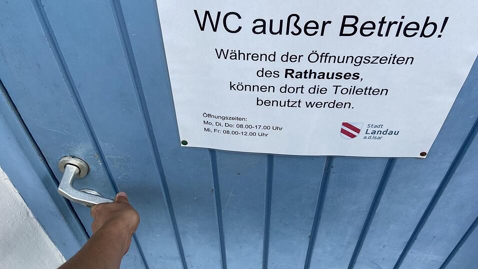 Noch weist ein Schild auf die geschlossene Toilette in der Fleischgasse hin. Doch im Laufe des Septembers sollen die Arbeiten beendet und die T&uuml;re wieder offen sein, sagt die Stadt.