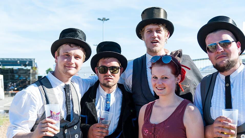 Ein Streifzug durch das Campinggelände: Trotz heißer Temperaturen sind die Festivalbesucher bestens gelaunt. (Foto: Susanne Raith) Ein Streifzug durch das Campinggelände: Trotz heißer Temperaturen sind die Festivalbesucher bestens gelaunt. (Foto: Susanne Raith)