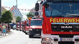 Im Anschluss des Volksfesteinzuges zeigten die Blaulichtorganisationen ihre Fahrzeugflotte. Jede der 14 Ortswehren stellte mindestens ein Fahrzeug, dazu Autos des BRK und ganze Gespanne des THW. Rund 50 Helfer sorgten für Sicherheit und waren zugleich in Einsatzbereitschaft.