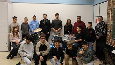 Die Schlagzeug-Schüler zusammen mit Stefan Weigert. Die Schlagzeug-Schüler zusammen mit Stefan Weigert.