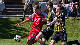 Mit vereinten Kr&auml;ften wollen die Simbacher (in schwarz-gelb) nach dem Heimsieg gegen Simbach/Inn auch gegen Ergolding punkten.