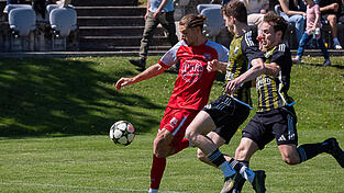 Mit vereinten Kr&auml;ften wollen die Simbacher (in schwarz-gelb) nach dem Heimsieg gegen Simbach/Inn auch gegen Ergolding punkten.