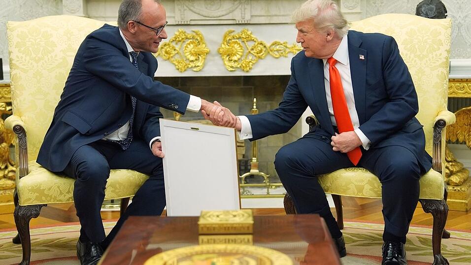 Trump hat schon mehrere Geschenke von Merz bekommen. Trump hat schon mehrere Geschenke von Merz bekommen.