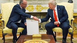 Trump hat schon mehrere Geschenke von Merz bekommen. Trump hat schon mehrere Geschenke von Merz bekommen.