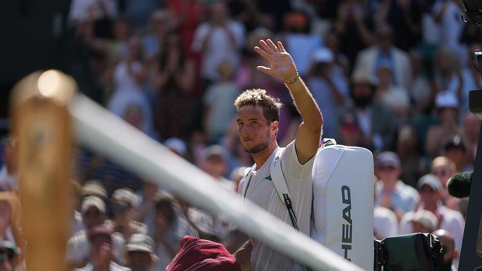 Jan-Lennard Struff verabschiedet sich aus Wimbledon. Jan-Lennard Struff verabschiedet sich aus Wimbledon.
