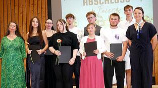 Die Sch&uuml;ler der Klasse 9 b mit ihrer Leiterin Viktoria Bruckmaier (rechts).