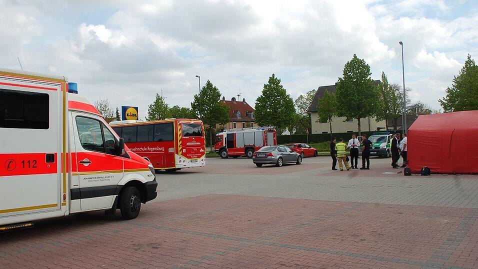 Rund sechs Stunden mussten knapp 1.600 Anwohner am Freitag im Regensburger Stadtteil Schwabelweis nach dem Fund einer Fliegerbombe aus dem 2. Weltkrieg ausharren. Gegen 18 Uhr konnte die Bombe erfolgreich entschärft werden. Rund sechs Stunden mussten knapp 1.600 Anwohner am Freitag im Regensburger Stadtteil Schwabelweis nach dem Fund einer Fliegerbombe aus dem 2. Weltkrieg ausharren. Gegen 18 Uhr konnte die Bombe erfolgreich entschärft werden.