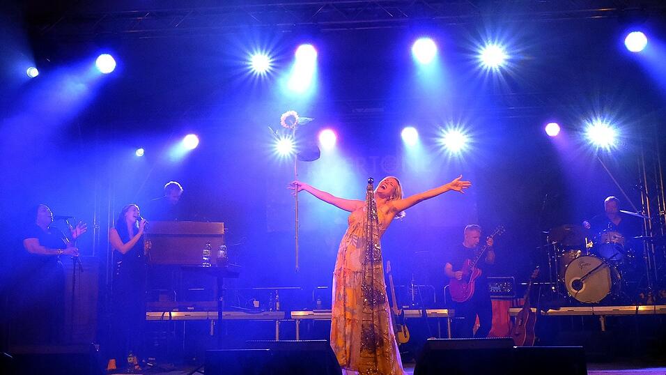 Joss Stone: Jede Verzierung, jede stimmliche Nuance und jede melodische Überraschung verrieten ihren Ursprung in ureigenen Emotionen. Joss Stone: Jede Verzierung, jede stimmliche Nuance und jede melodische Überraschung verrieten ihren Ursprung in ureigenen Emotionen.