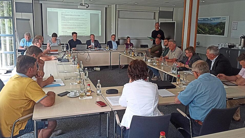 Martin Haidn vom Landratsamt erläuterte den Mitgliedern des WUT-Ausschusses die Bus-Situation. Martin Haidn vom Landratsamt erläuterte den Mitgliedern des WUT-Ausschusses die Bus-Situation.