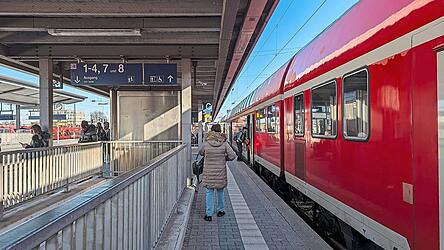 Vom Landshuter Bahnhof aus fahren Pendler Richtung Freising, München und Flughafen.