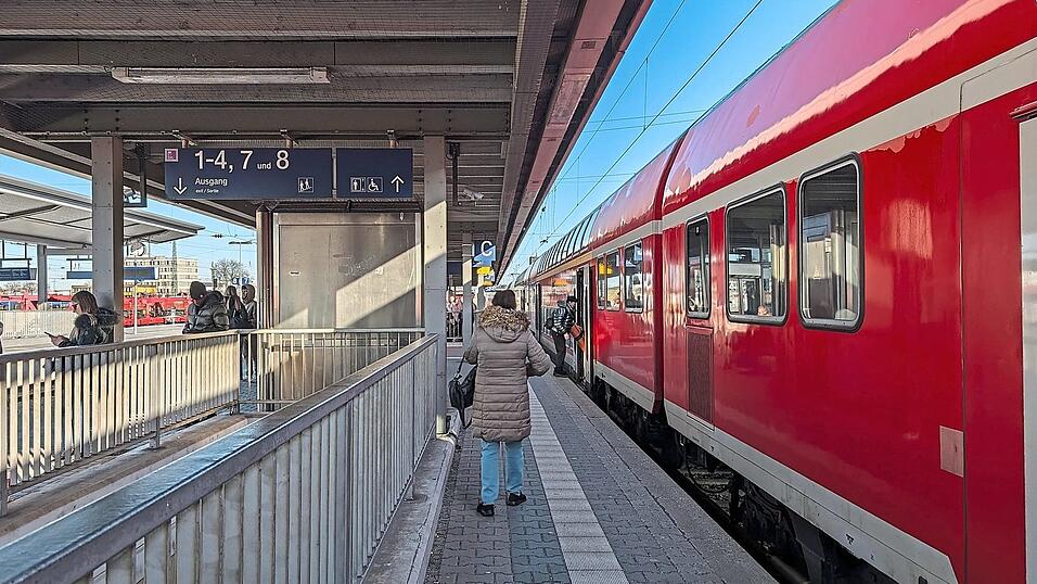 Vom Landshuter Bahnhof aus fahren Pendler Richtung Freising, München und Flughafen. Vom Landshuter Bahnhof aus fahren Pendler Richtung Freising, München und Flughafen.