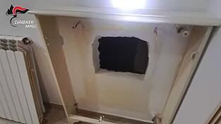 Hinter diesem Loch in der Mauer hatte der gesuchte Boss eines Camorra-Clans sein Versteck. (Handout) Hinter diesem Loch in der Mauer hatte der gesuchte Boss eines Camorra-Clans sein Versteck. (Handout)