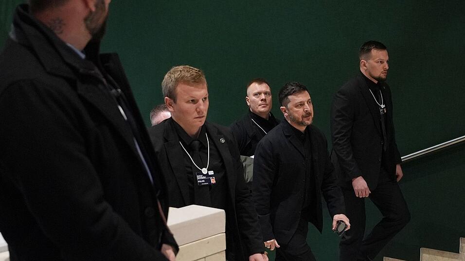 Der ukrainische Präsident Selenskyj in Davos, wo er sagte, dass Vertreter der USA, der Ukraine und Russlands über Bedingungen für ein Ende des Ukraine-Krieges reden wollen. Der ukrainische Präsident Selenskyj in Davos, wo er sagte, dass Vertreter der USA, der Ukraine und Russlands über Bedingungen für ein Ende des Ukraine-Krieges reden wollen.