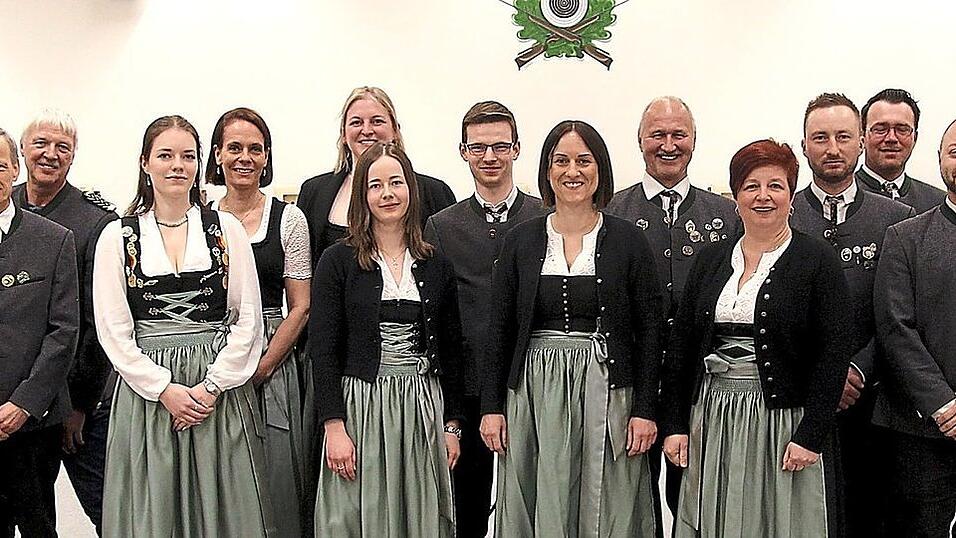 Schützenmeister Florian Tristl (r.) und sein Stellvertreter Thomas Refeld (l.) mit der gesamten Vorstandschaft. Schützenmeister Florian Tristl (r.) und sein Stellvertreter Thomas Refeld (l.) mit der gesamten Vorstandschaft.
