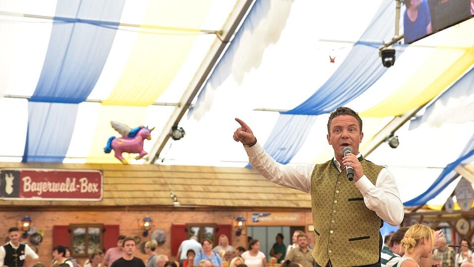 Wenn Stefan Mross singt, spielt das Publikum verr&uuml;ckt.