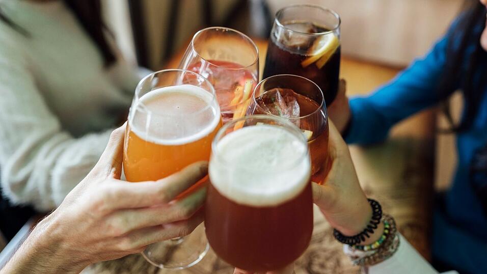 Jugendliche prosten sich zu. (Symbolbild)