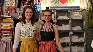 Christina Kronawitter (rechts) und ihre Freundin Carina Fettner bieten selbst-designte und teilweise limitierte Trachtenmode an. Sie zeigen sich sehr zufrieden mit dem Verlauf der diesjährigen Ostbayernschau.