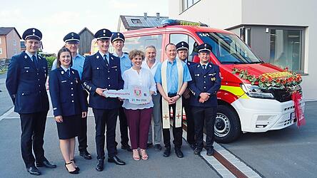 Einen &uuml;berdimensionalen Fahrzeugschl&uuml;ssel &uuml;berreicht B&uuml;rgermeisterin Alexandra Riedl an die F&uuml;hrung der Altenkreither Wehr. Zum neuen MTW gratulieren auch Pfarrer Matthias Kienberger, Vizeb&uuml;rgermeister Reinhold Schoierer sowie Kreisbrandmeister Hubert Hofweber und Kreisbrandinspektor Norbert Mezei.