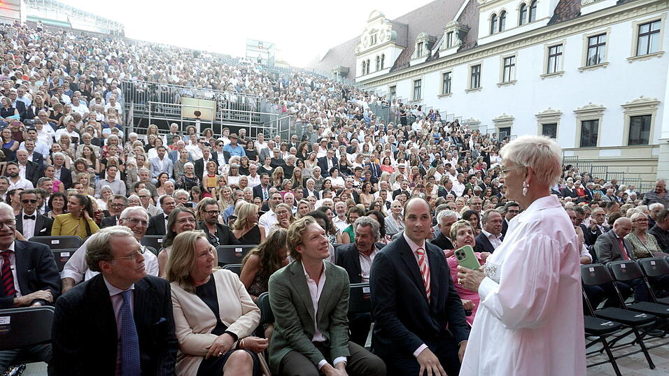 Fürstin Gloria im Gespräch mit Gästen. Fürstin Gloria im Gespräch mit Gästen.