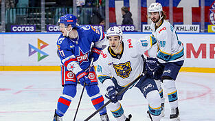 JC Beaudin (Mitte), hier im Trikot von Sotchi (in Wei&szlig;), wechselt vom russischen Verein aus der KHL zu den Straubing Tigers. Der fr&uuml;herer Wolfsburger Akteur soll die Offensive der Niederbayern verst&auml;rken.