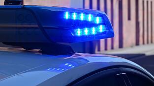Bei einer Sofortfahndung fand die Polizei die beiden Verdächtigen. (Symbolbild)