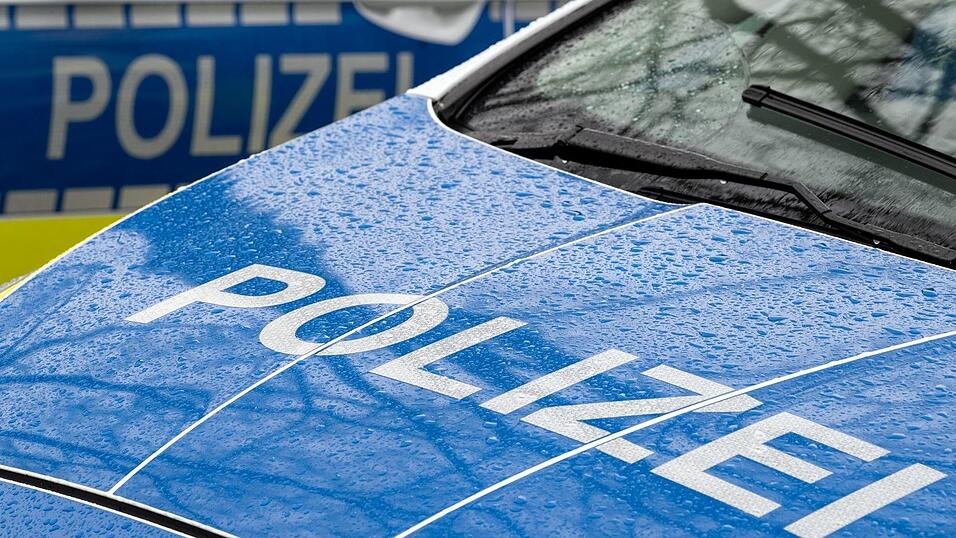 Ein Hund verstirbt nach einem Spaziergang in Ansbach. Die Polizei geht von einem Giftköder aus. (Symbolbild)