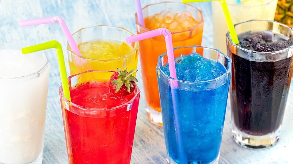 Farbenfrohe Getränke: Egal, ob es die kürzlich erschienenen bunten Limonaden von McDonald’s oder die bekannten Unicorn-Frappuccinos von Starbucks sind, die bald wieder erhältlich sein sollen: Bunte Getränke feiern gerade ein Comeback. Farbenfrohe Getränke: Egal, ob es die kürzlich erschienenen bunten Limonaden von McDonald’s oder die bekannten Unicorn-Frappuccinos von Starbucks sind, die bald wieder erhältlich sein sollen: Bunte Getränke feiern gerade ein Comeback.