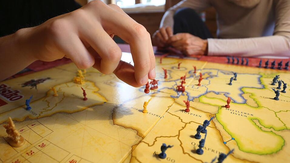 Area-Control-Brettspiele sind Spiele bei denen die Spielenden versuchen, bestimmte Regionen einzunehmen. Area-Control-Brettspiele sind Spiele bei denen die Spielenden versuchen, bestimmte Regionen einzunehmen.