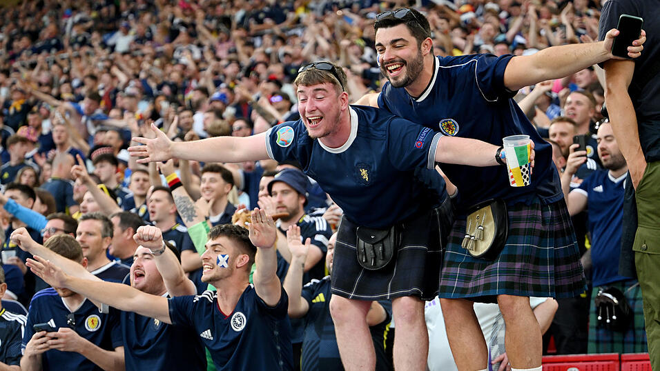 Schottlands Fans sind gefürchtet und legendär: Wirte haben vor ihnen gezittert. Laut Gerüchten haben Schotten einige Kneipen leer gesoffen. Aber man muss die Scots einfach lieben. Vor allem den einen Fan, der nach einem Public Viewing in Stuttgart das Gelände aufgeräumt hat.