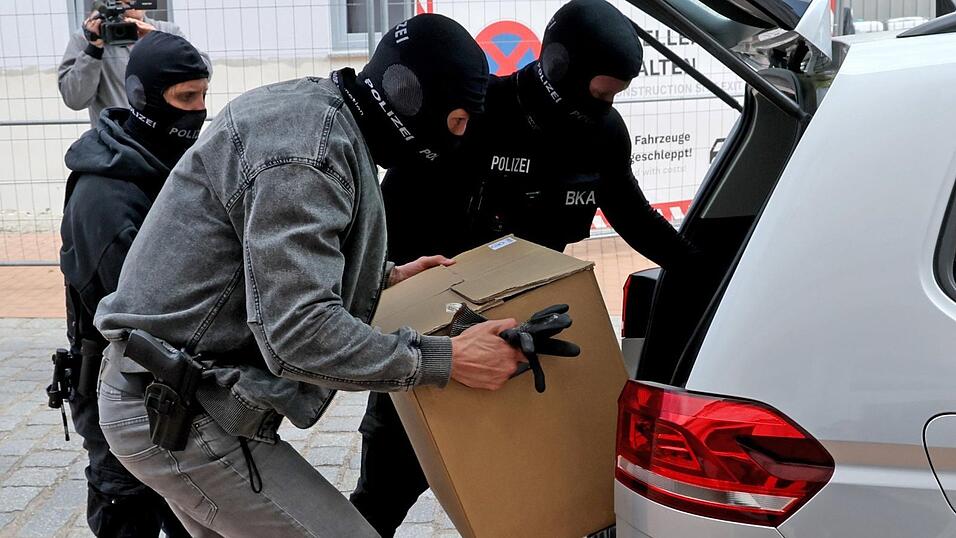 Nach Durchsuchungen in Mecklenburg-Vorpommern kommen die Ermittler mit beschlagnahmtem Material aus dem Haus und laden es in ein Auto. Der Generalbundesanwalt geht gegen junge Männer vor, die einer mutmaßlichen rechtsextremen Terrorzelle angehören sollen. Nach Durchsuchungen in Mecklenburg-Vorpommern kommen die Ermittler mit beschlagnahmtem Material aus dem Haus und laden es in ein Auto. Der Generalbundesanwalt geht gegen junge Männer vor, die einer mutmaßlichen rechtsextremen Terrorzelle angehören sollen.