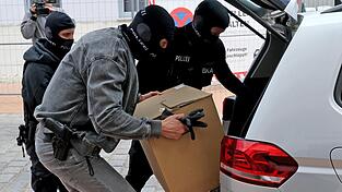 Nach Durchsuchungen in Mecklenburg-Vorpommern kommen die Ermittler mit beschlagnahmtem Material aus dem Haus und laden es in ein Auto. Der Generalbundesanwalt geht gegen junge Männer vor, die einer mutmaßlichen rechtsextremen Terrorzelle angehören sollen.