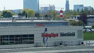 Am Airport Hamburg kann es wegen eines Kerosin-Lieferengpasses zu Verspätungen und Flugausfällen kommen. (Archivbild)