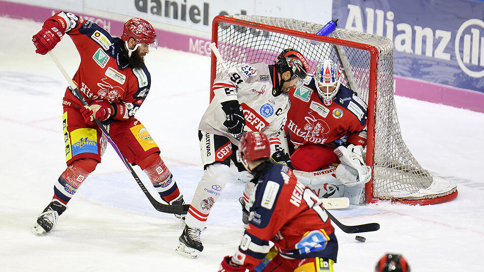 Seit 121 Minuten und 15 Sekunden hat die DSC-Abwehr um Marcel Pfänder, Niklas Heinzinger und Torhüter Timo Pielmeier kein Gegentor kassiert. Dass am Wochenende noch etliche Minuten dazukommen, wünscht man sich im Deggendorfer Lager. Seit 121 Minuten und 15 Sekunden hat die DSC-Abwehr um Marcel Pfänder, Niklas Heinzinger und Torhüter Timo Pielmeier kein Gegentor kassiert. Dass am Wochenende noch etliche Minuten dazukommen, wünscht man sich im Deggendorfer Lager.