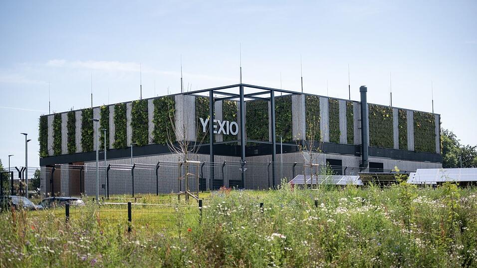Auch in Deutschland baut Hochtief Rechenzentren. Im nordrhein-westfälischen Heiligenhaus wurde 2025 ein sogenanntes Edge-Rechenzentrum in Betrieb genommen. Auch in Deutschland baut Hochtief Rechenzentren. Im nordrhein-westfälischen Heiligenhaus wurde 2025 ein sogenanntes Edge-Rechenzentrum in Betrieb genommen.