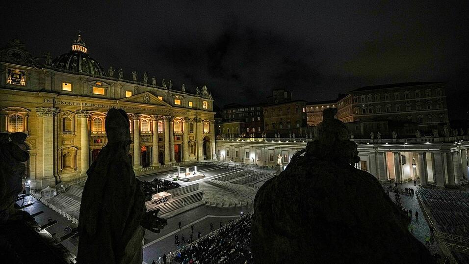 Auf dem Petersplatz haben am Abend wieder Tausende für Papst Franziskus gebetet.