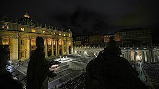 Auf dem Petersplatz haben am Abend wieder Tausende für Papst Franziskus gebetet.