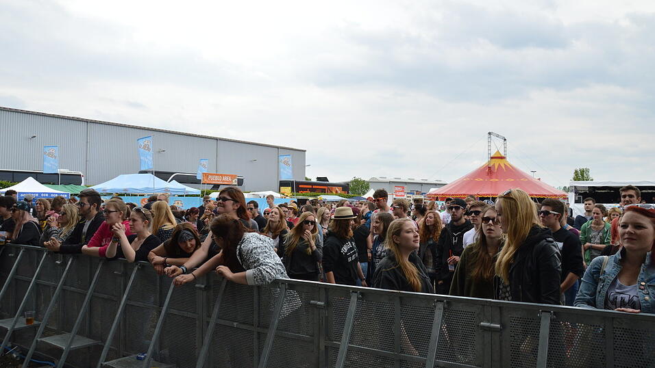 Das war am zweiten Tag des Pfings-Open-Airs in Salching auf dem Festivalgelände los. (Fotos: Florian Wende) Das war am zweiten Tag des Pfings-Open-Airs in Salching auf dem Festivalgelände los. (Fotos: Florian Wende)