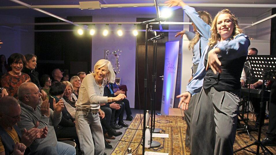 Zum Tanzen animieren die &bdquo;Babettes&ldquo; immer wieder, das Publikum l&auml;sst sich gerne mitnehmen.