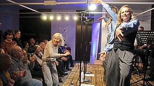 Zum Tanzen animieren die „Babettes“ immer wieder, das Publikum lässt sich gerne mitnehmen. Zum Tanzen animieren die „Babettes“ immer wieder, das Publikum lässt sich gerne mitnehmen.