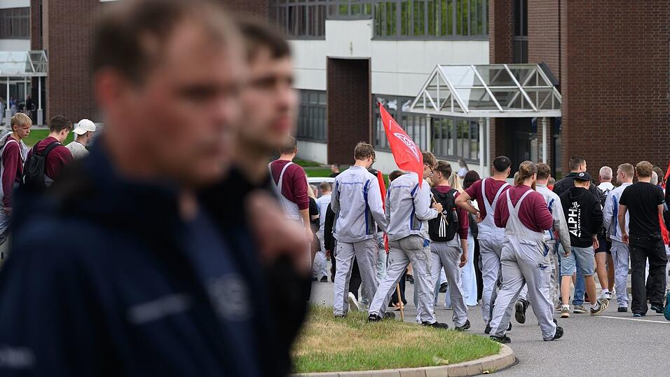 Nach einem Protest am Werkstor str&ouml;men Besch&auml;ftigte des Volkswagen-Werkes Zwickau zur Betriebsversammlung, bei der VW-Chef Oliver Blume spricht.