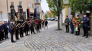 Zum Gedenken an die verstorbenen Feuerwehrkameraden versammelten sich die sechs Stadtfeuerwehren am Kriegerdenkmal mit ihren Fahnenabordnungen, wo Bürgermeister Hans Greil (3.v.r.) im Beisein von MdL Stefan Ebner (4.v.r.) und mit Unterstützung von Florian Voitl (r.) und Alexander Vogl einen Kranz niederlegte. Zum Gedenken an die verstorbenen Feuerwehrkameraden versammelten sich die sechs Stadtfeuerwehren am Kriegerdenkmal mit ihren Fahnenabordnungen, wo Bürgermeister Hans Greil (3.v.r.) im Beisein von MdL Stefan Ebner (4.v.r.) und mit Unterstützung von Florian Voitl (r.) und Alexander Vogl einen Kranz niederlegte.