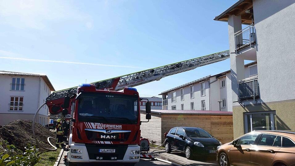 Bei dem Brand in der Wohnung, die sich im zweiten Obergeschoss befand, kam eine Drehleiter zum Einsatz.
