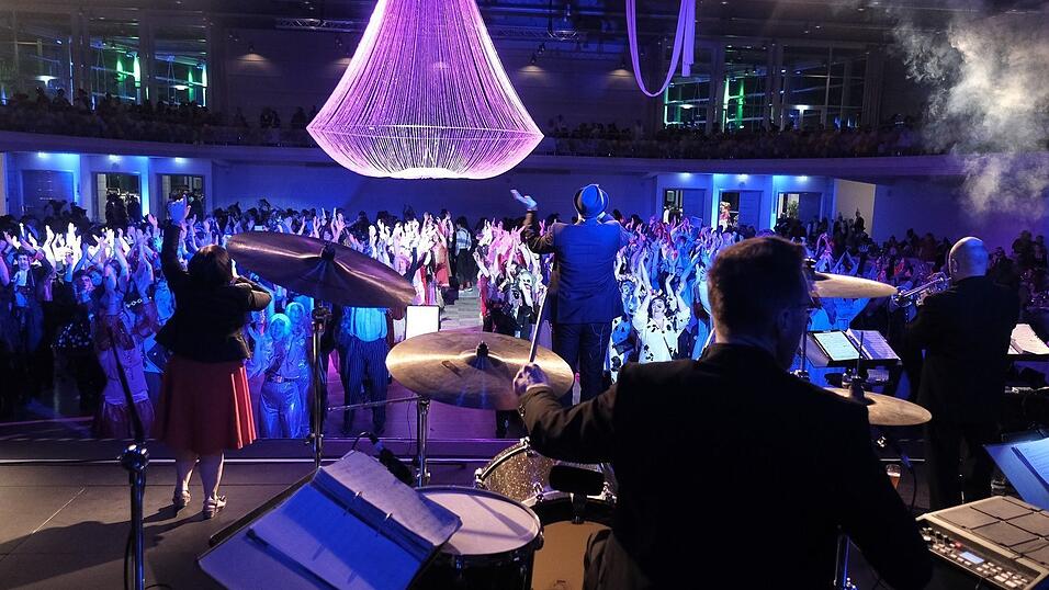 Der Künstlerball bot ein großes Showprogramm. Der Künstlerball bot ein großes Showprogramm.