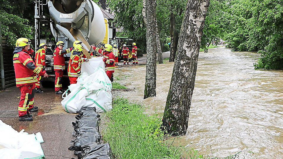 Trotz aller Bemühungen der Feuerwehren war das Überlaufen der Abens in die Grundstücke am Promenadenweg nicht überall zu verhindern. Trotz aller Bemühungen der Feuerwehren war das Überlaufen der Abens in die Grundstücke am Promenadenweg nicht überall zu verhindern.