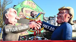Auf einem der Düsseldorfer Rosenmontagswagen schließen Donald Trump und Wladimir Putin einen «Hitler-Stalin-Pakt 2.0» auf Kosten der Ukraine ab.