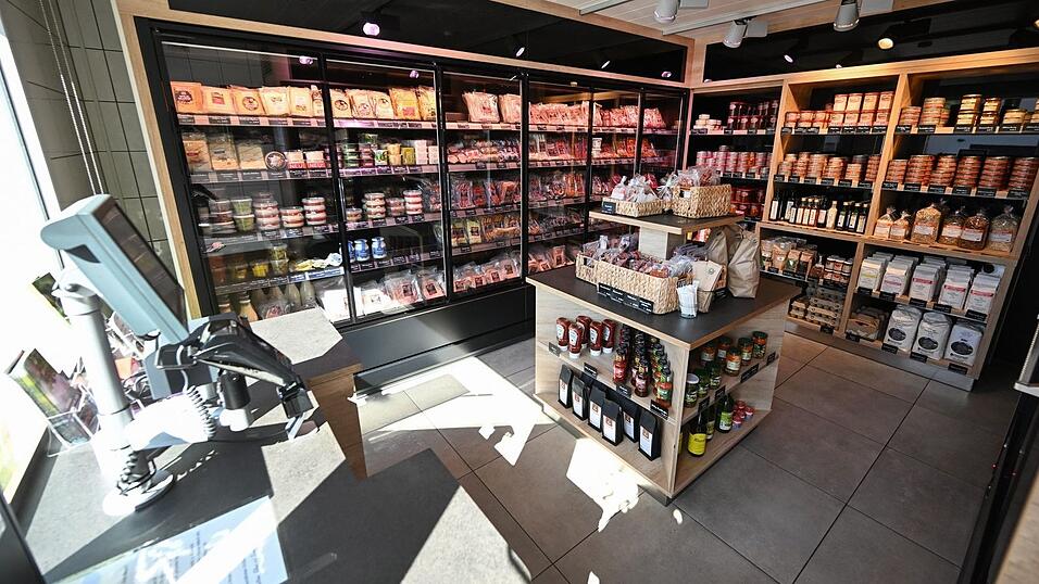 Ein Selbstbedienungsladen einer Metzgerei in Baden-W&uuml;rttemberg. Fleischwaren werden hier ohne Verkaufspersonal angeboten.