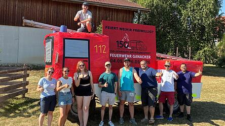 Dieses Feuerwehrauto in der Sch&uuml;tzwiese an der Kreuzung weist seit Freitag auf das gro&szlig;e Fest hin.